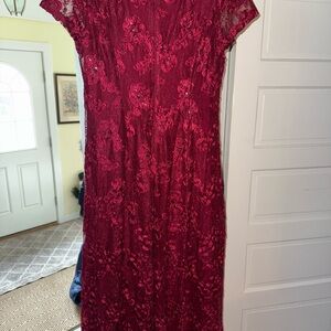 Chic Burgundy Lace Midi Dress